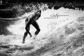 Eisbach 01b bw.jpg