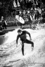 Eisbach 10 bw.jpg